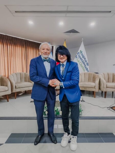 (Right) Prof. Mike Chan expresses gratitude to Dr. Edgar Lama Valverde, Medical Director and President of HDEC, for his warm hospitality and for presenting him with an award, making him feel appreciated and at home during his visit to Ecuador.