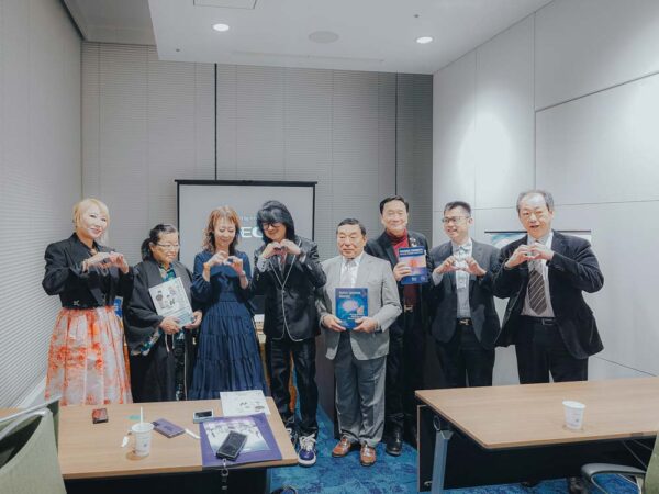 Prof. Mike Chan taking a group photo with the participants