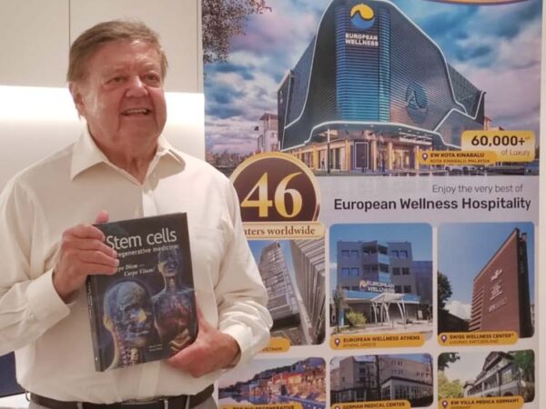 Top US Biomedical Researcher Robert Sentinneri is holding one of Professor Chan’s famous books on stem cells at the center. The American researcher has extensively studied Chan's numerous works on regenerative medicine.