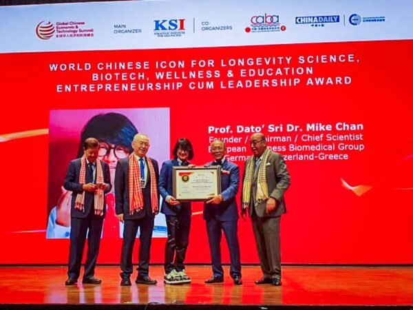 Prof. Mike Chan accepts the prestigious World Chinese Icon Leadership Award for Longevity Science, Biotech, Wellness & Education Entrepreneurship at the GCET Summit in Phnom Penh.