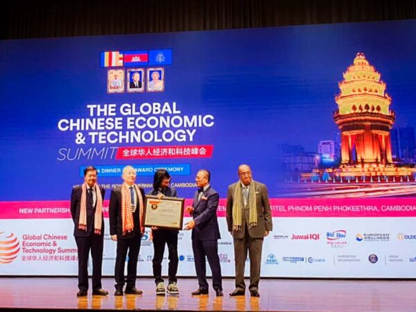 The World Chinese Icon Award recognizes Prof. Mike Chan’s transformative contributions to regenerative medicine and global wellness. Tan Sri Michael Yeoh, Organizing Chairman of the GCET Summit, stands with Hon. Datuk Seri Ir. Dr. Wee Ka Siong, Prof. Mike Chan (Advisor of KSI), Dr. Sok Siphana, and Tan Sri Majid Khan, celebrating healthcare leadership and innovation at the summit.