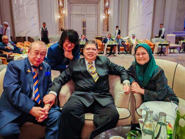 Prof. Mike Chan with Tan Sri Dato' (Dr.) Johari bin Abdul & Puan Sri Noraini Mohd. On the left is HRH Tengku Sulaiman Shah Al-Haj ibni Almarhum Sultan Salahuddin Abdul Aziz Shah Al-Haj at the UAE National Day event.