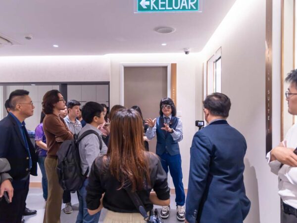 Vistage Sabah members exploring the innovative wellness technologies at the European Wellness Center, discovering new ways to boost energy and combat stress in business.